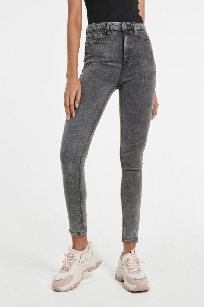 Jean jegging gris oscuro con ajuste ceñido y tiro súper alto