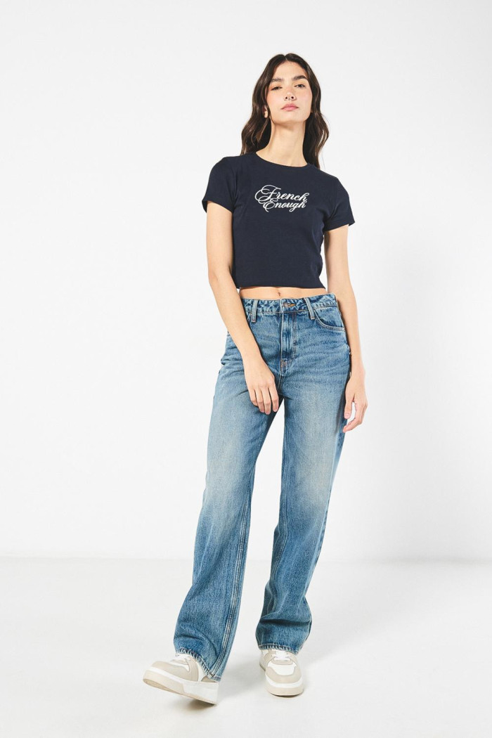 Camiseta azul intensa crop top en rib con diseño college