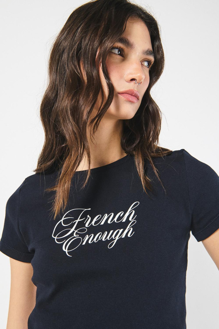 Camiseta azul intensa crop top en rib con diseño college