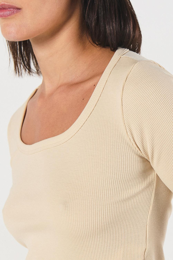 Camiseta unicolor con texturas, escote en U y manga corta