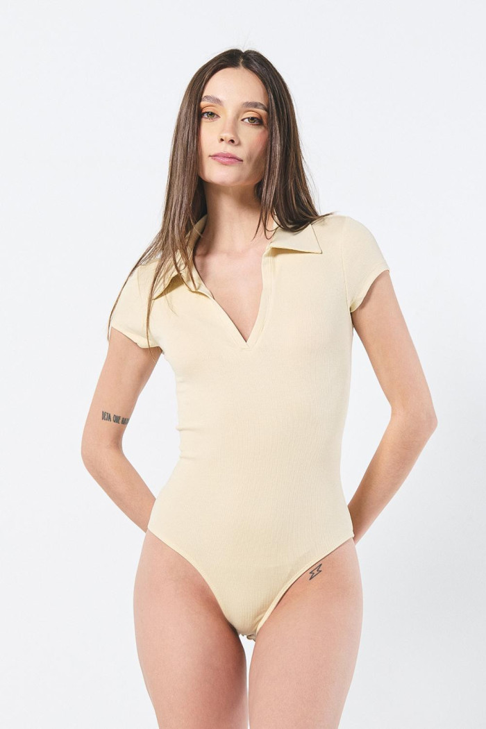 Body unicolor manga corta con cuello tipo polo