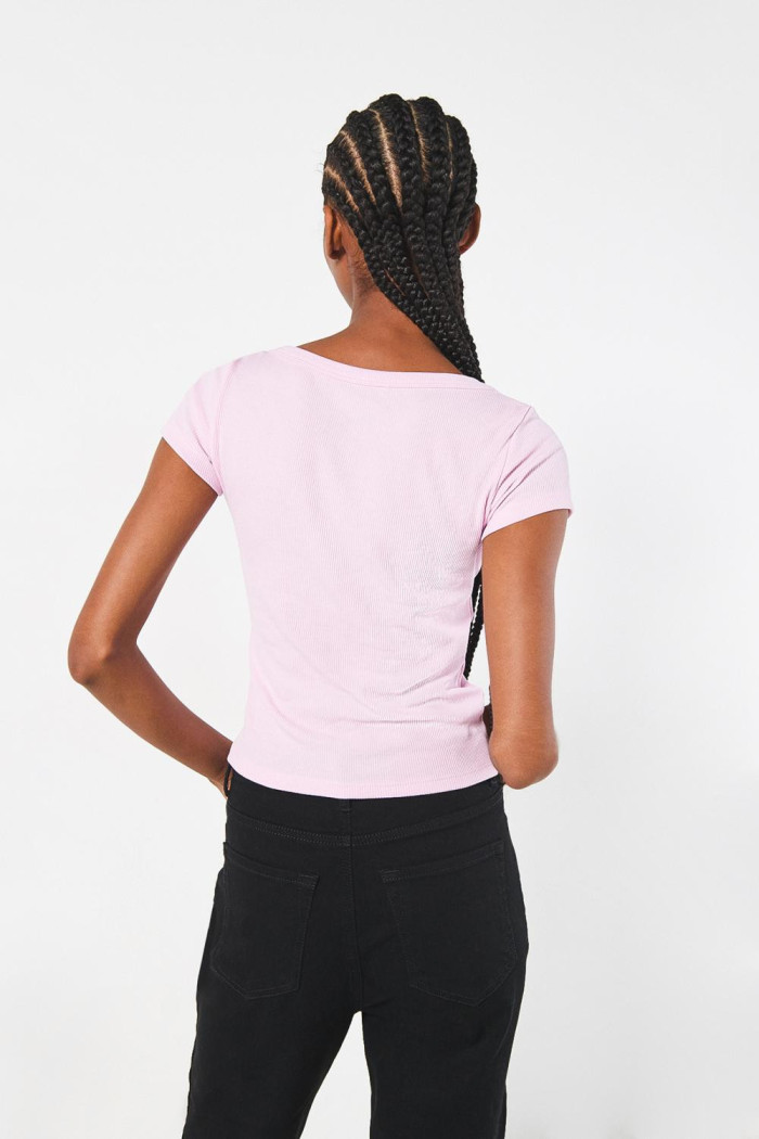 Camiseta con texturas acanaladas unicolor y escote en U