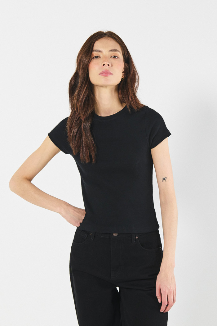 Camiseta en rib unicolor ajustada con manga corta