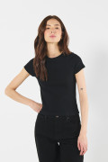 Camiseta en rib unicolor ajustada con manga corta