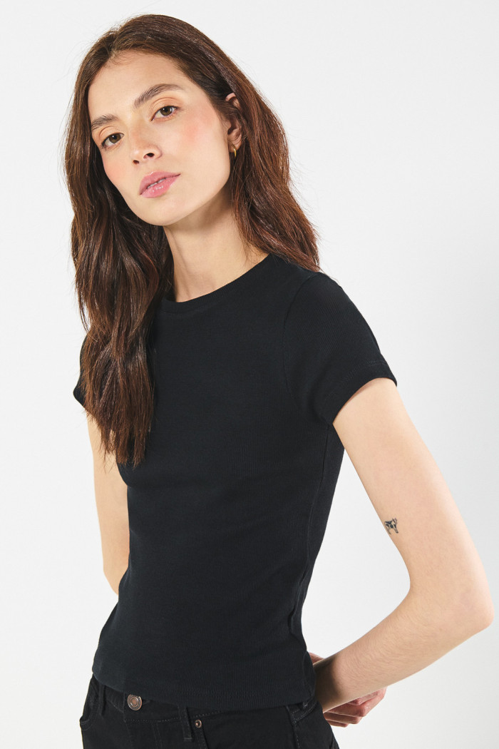Camiseta en rib unicolor ajustada con manga corta