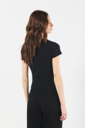 Camiseta en rib unicolor ajustada con manga corta