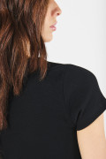 Camiseta en rib unicolor ajustada con manga corta