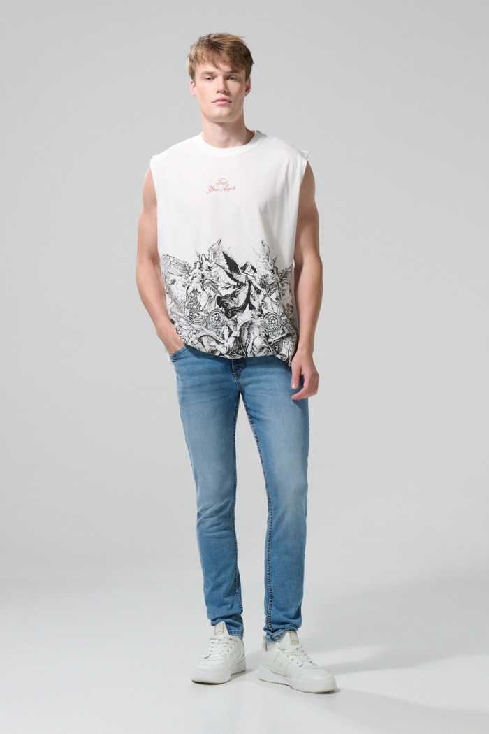 Jean skinny azul medio con desgastes, tiro bajo y bolsillos