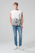 Jean skinny azul medio con desgastes, tiro bajo y bolsillos