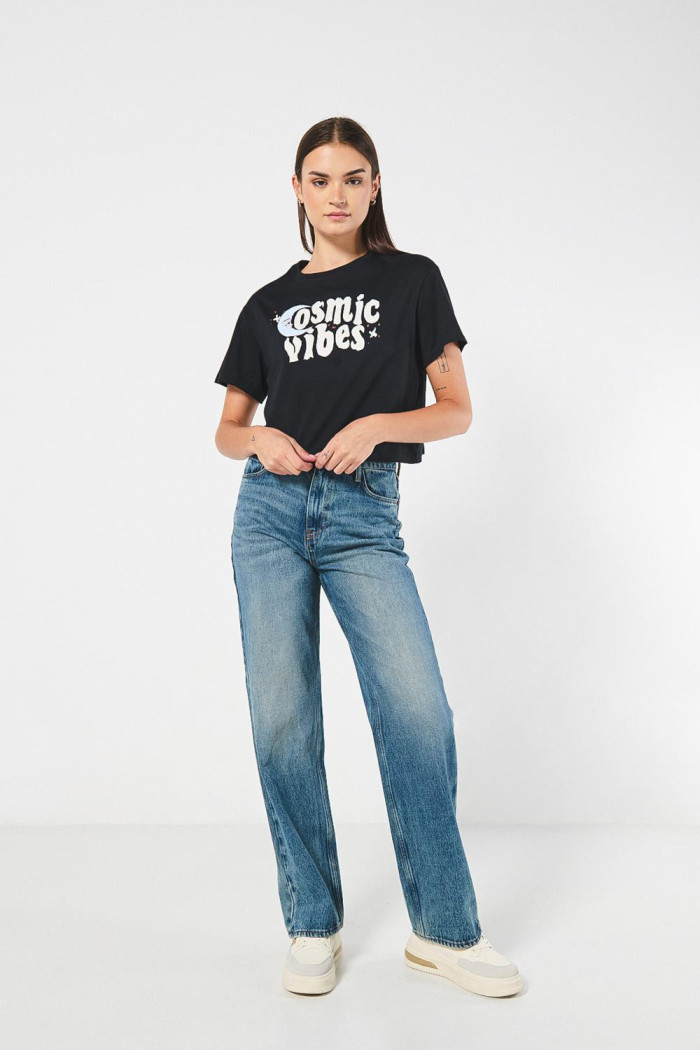 Camiseta crop top negra con diseño cósmico en frente