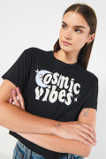 Camiseta crop top negra con diseño cósmico en frente