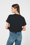 Camiseta crop top negra con diseño cósmico en frente