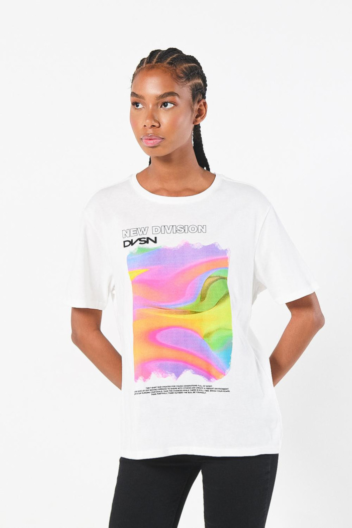 Camiseta crema con cuello redondo y diseño futurista