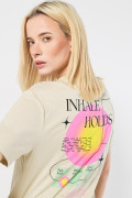 Camiseta kaki cuello redondo con estampados futuristas