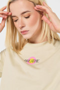 Camiseta kaki cuello redondo con estampados futuristas