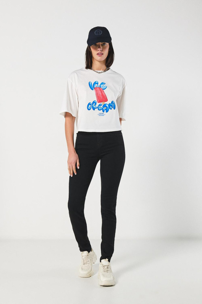 Camiseta crema crop top oversize con diseño de helado