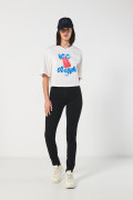 Camiseta crema crop top oversize con diseño de helado