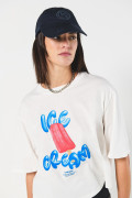 Camiseta crema crop top oversize con diseño de helado