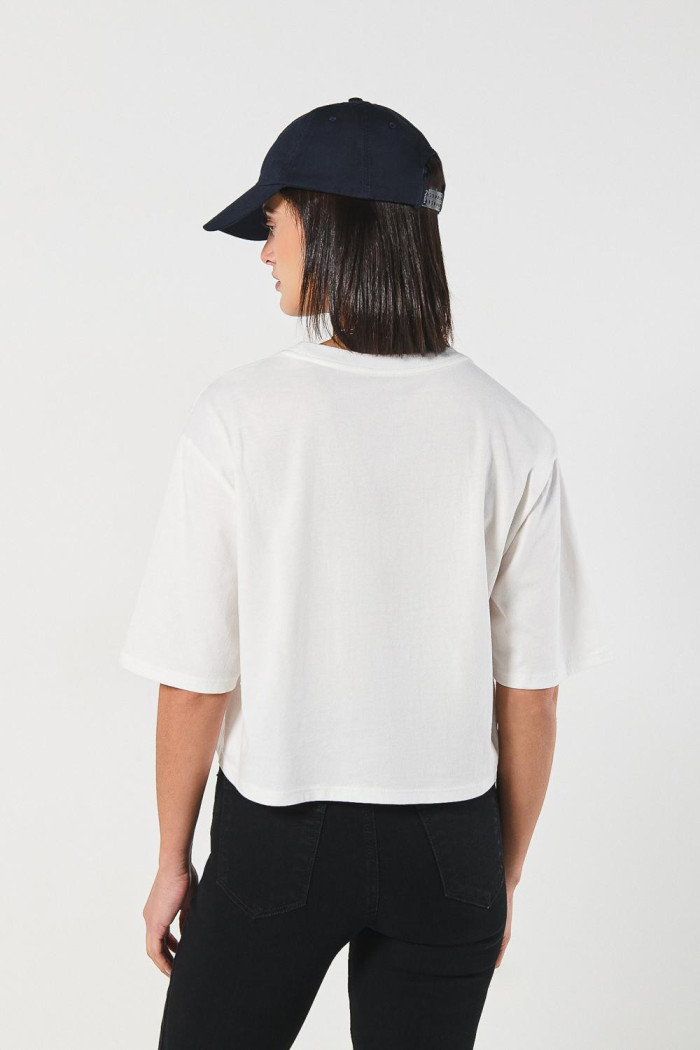 Camiseta crema crop top oversize con diseño de helado