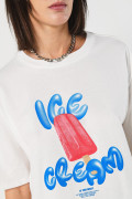 Camiseta crema crop top oversize con diseño de helado