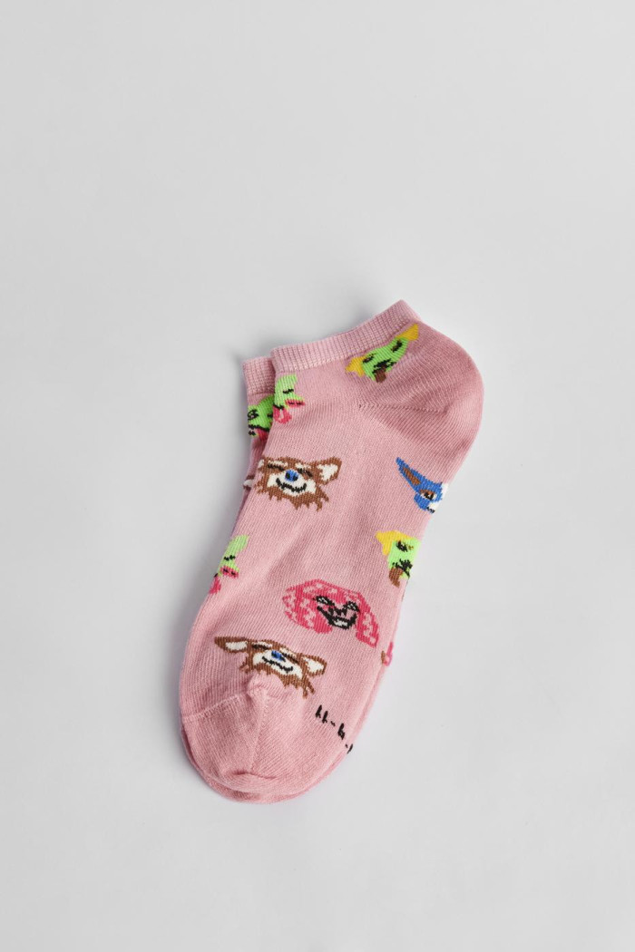 Medias rosadas tobilleras con diseños coloridos de animales