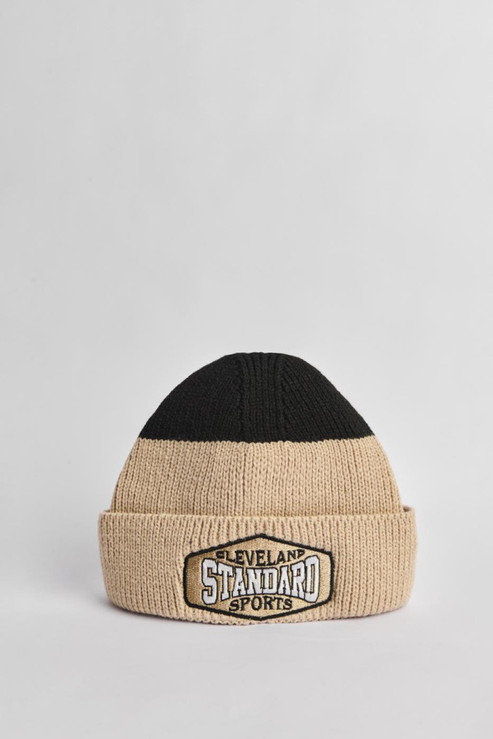 Gorro tejido kaki con bordado college y contraste superior