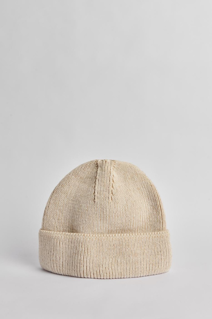 Gorro unicolor tejido con texturas y marquilla decorativa