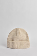 Gorro unicolor tejido con texturas y marquilla decorativa