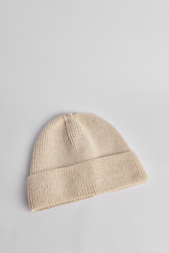 Gorro unicolor tejido con texturas y marquilla decorativa