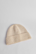 Gorro unicolor tejido con texturas y marquilla decorativa