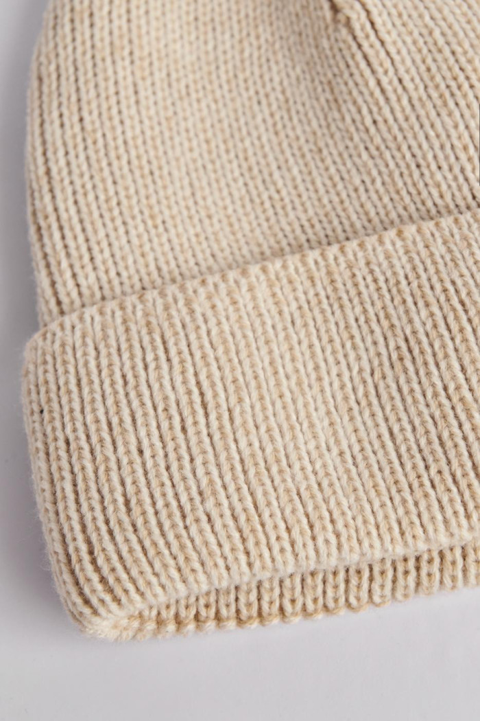 Gorro unicolor tejido con texturas y marquilla decorativa