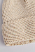 Gorro unicolor tejido con texturas y marquilla decorativa