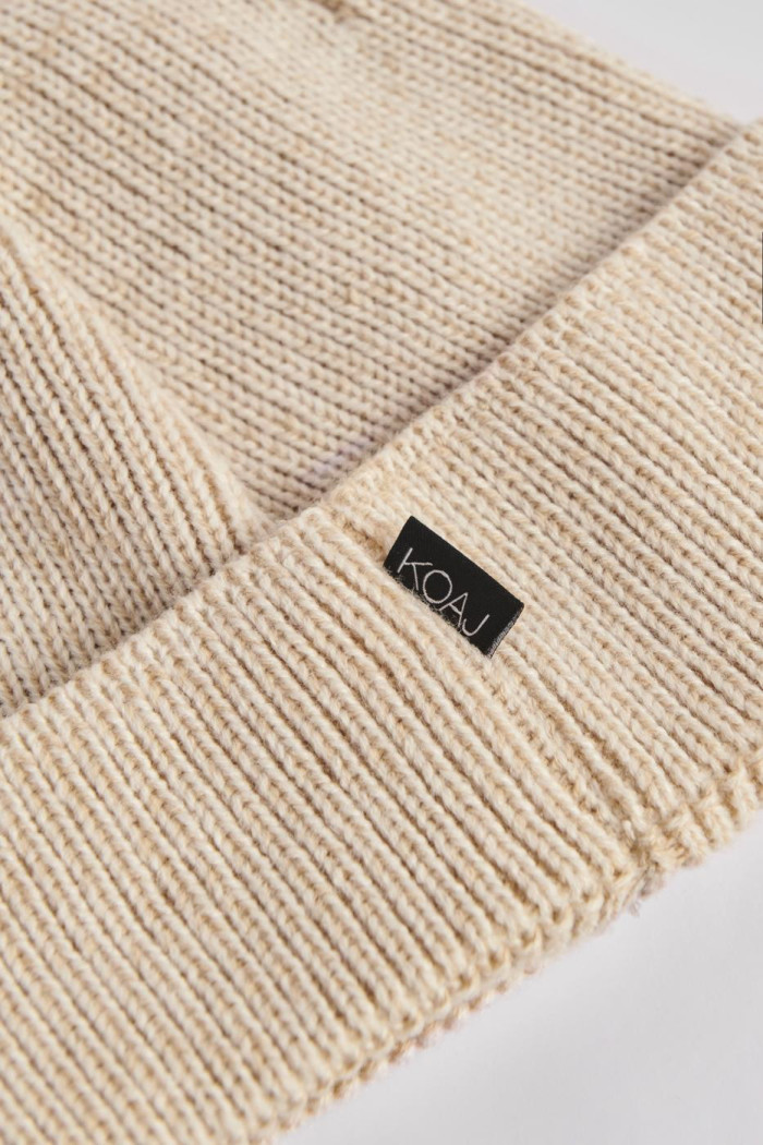 Gorro unicolor tejido con texturas y marquilla decorativa