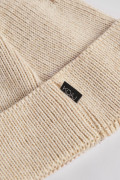 Gorro unicolor tejido con texturas y marquilla decorativa
