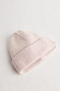Gorro unicolor tejido con texturas acanaladas y doblez