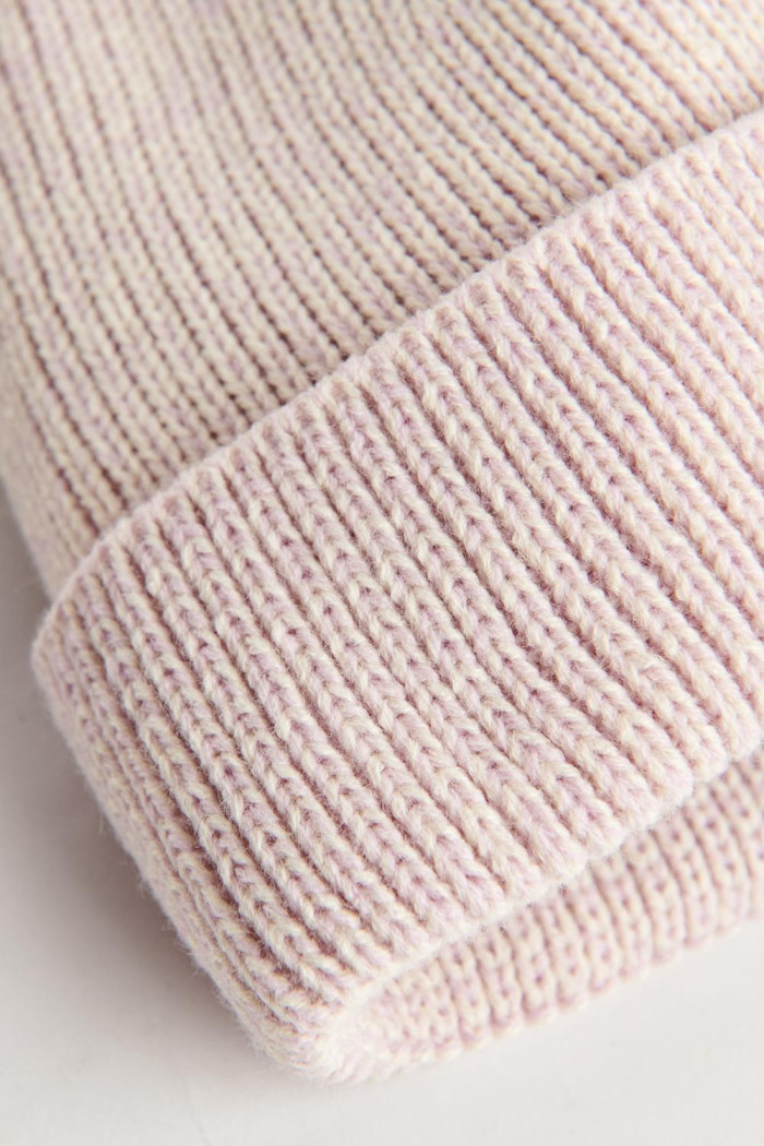 Gorro unicolor tejido con texturas acanaladas y doblez