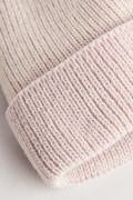 Gorro unicolor tejido con texturas acanaladas y doblez