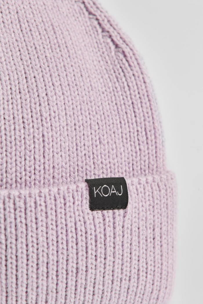 Gorro tejido lila claro con marquilla decorativa negra