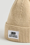 Gorro tejido kaki claro con diseño college de London