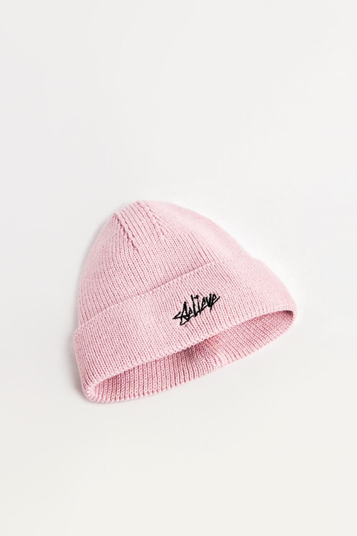 Gorro unicolor tejido con doblez ajustable y texto bordado