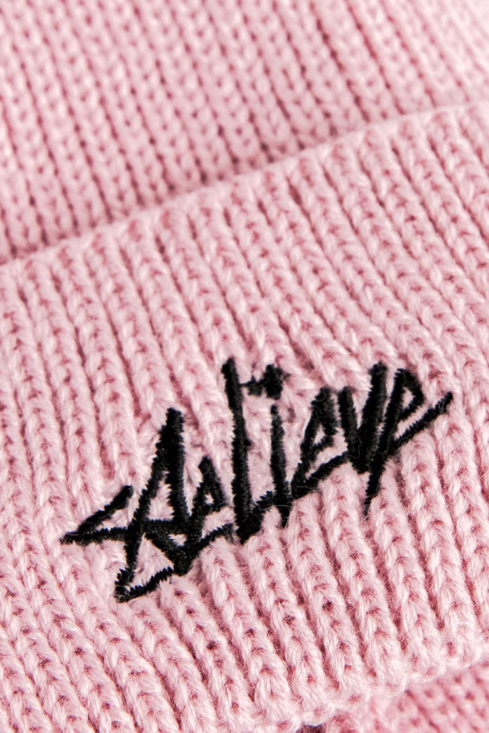 Gorro unicolor tejido con doblez ajustable y texto bordado