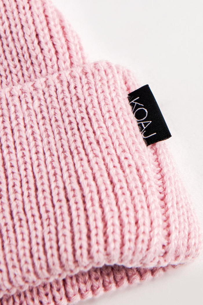 Gorro unicolor tejido con doblez ajustable y texto bordado