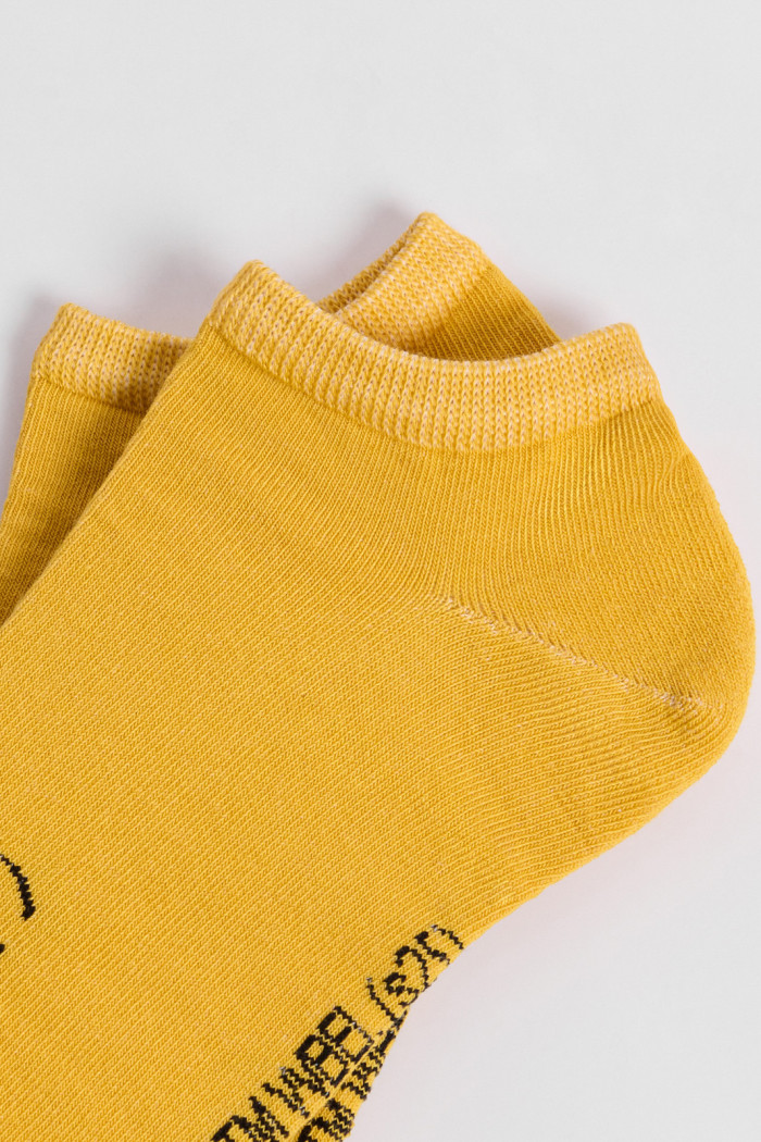 Medias tobilleras amarillas con diseño de Looney Tunes