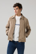 Chaqueta liviana kaki medio con bolsillos y cuello trucker