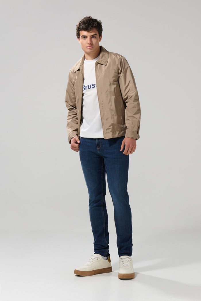 Chaqueta liviana kaki medio con bolsillos y cuello trucker