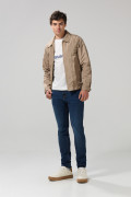 Chaqueta liviana kaki medio con bolsillos y cuello trucker