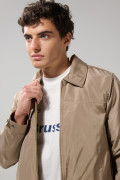 Chaqueta liviana kaki medio con bolsillos y cuello trucker