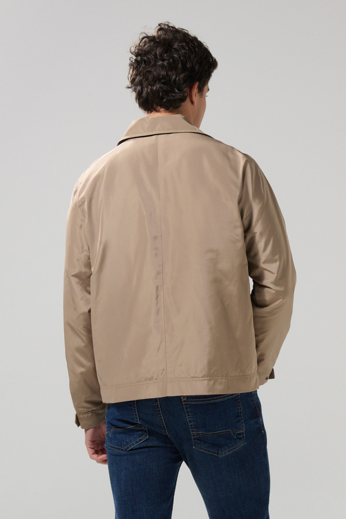 Chaqueta liviana kaki medio con bolsillos y cuello trucker