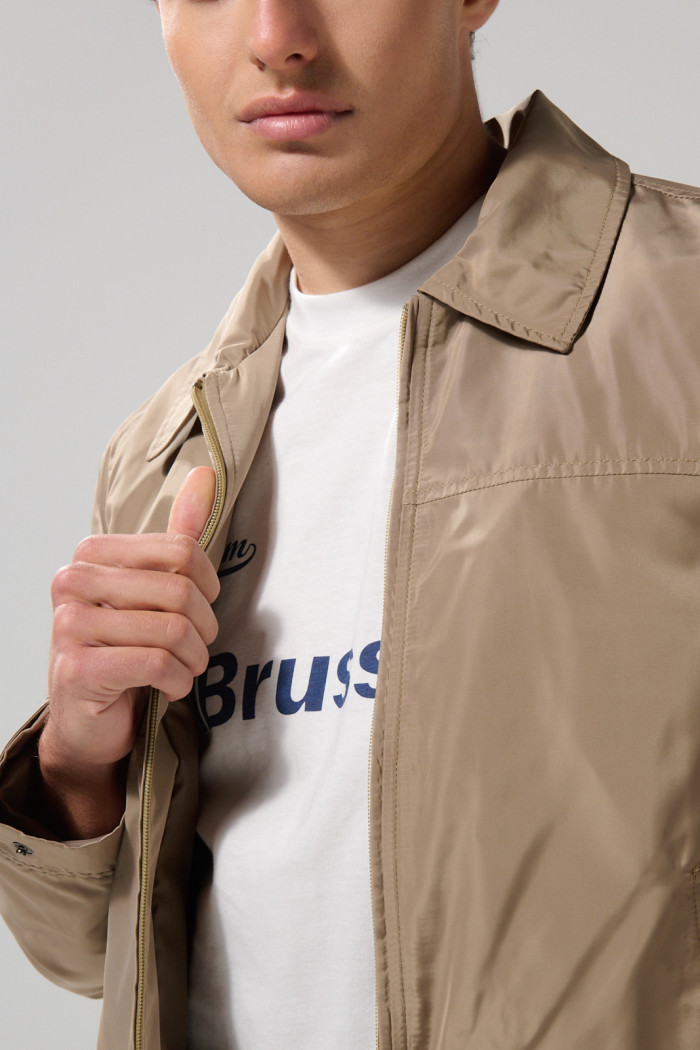Chaqueta liviana kaki medio con bolsillos y cuello trucker