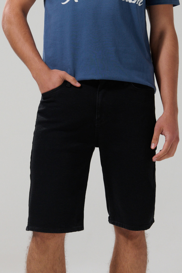 Bermuda slim negra de jean tiro bajo con bolsillos